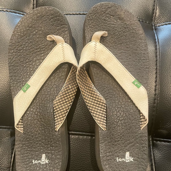 Sanuk Shoes - White sanuk flip flops